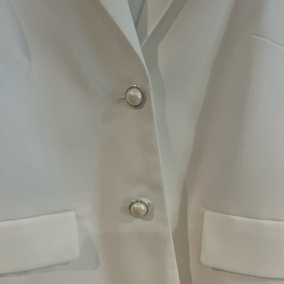 Women’s white cropped 2 button blazer from Suzy Shier - Picture 8 of 11